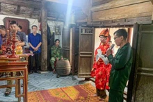 La cérémonie d’hommage aux ancêtres organisée lors de la pleine lune du premier mois lunaire dans une maison de culte lignager à Ha Tinh se déroule avec solennité, préservant les traditions familiales. Photo : daidoanket.vn