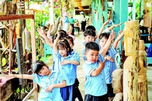 Des enfants s’amusent dans le village de Cui Lu, quartier Hoi An Tay, ville de Da Nang. Photo : nhandan.vn