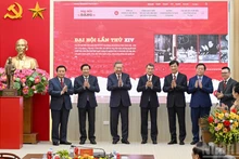 Le secrétaire général To Lam et les délégués assistent à la cérémonie de lancement du site électronique thématique « Parti communiste du Vietnam – XIVᵉ Congrès national ».