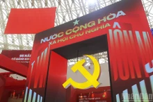 L’écran LED orné du symbole du communisme devient le point focal marquant de cette zone. Photo : nhandan.vn