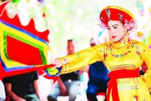 L’artiste exécute le rite de possession spirituelle consacré à la Deuxième Princesse Royale, dans le cadre du culte des Déesses-Mères. Photo : Institut de recherche pour la conservation et le développement de la culture d’Asie du Sud-Est.