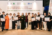 Les représentants des espaces créatifs de Hanoï se réjouissent d’avoir été reconnus comme Espaces culturels créatifs. Photo: nhandan.vn