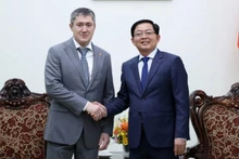Le vice-Premier ministre Ho Quoc Dung (droite) et le gouverneur de la région russe de Perm, Dmitry Makhonin. Photo : chinhphu.vn