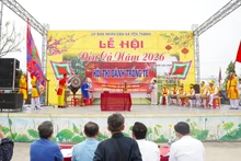 Concours de tambours rituels au site historique du temple Den Ca. Photo : tienphong.vn