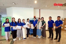 La section de l’Union de la jeunesse du Centre d’information de la VNA pour la région Sud et la société Reshare réceptionnent des objets usagés, le matin du 10 mars. Photo: VNA