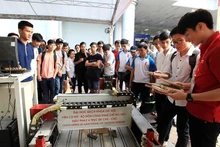 Le produit Machine de fraisage à 4 axes BK CIM - CNC, conçu par l’Institut de Mécanique, Département de Technologie de fabrication mécanique de l’Université Polytechnique de Hanoï, est exposé à l’Exposition des réalisations scientifiques et technologiques organisée à l’occasion de l’anniversaire de la fondation de l’université. Photo : VNA