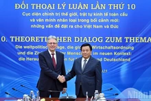 Le chef de la délégation du Parti communiste du Vietnam, Nguyen Xuan Thang (à droite), et le chef de la délégation du Parti social-démocrate d’Allemagne, Achim Post, lors du dialogue. Photo : nhandan.vn