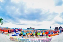 Activité de team-building sur la plage d’un groupe de touristes MICE à Ha Long, dans la province de Quang Ninh. Photo : nhandan.vn