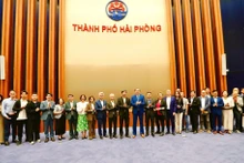 Les dirigeants de la ville de Hai Phong et les représentants de la Chambre de commerce européenne (EuroCham) ont posé pour une photo souvenir. Photo: baodautu.vn 