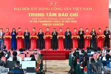 Tran Cam Tu, membre permanent du Secrétariat du Comité central du Parti, a procédé, aux côtés des délégués, à la cérémonie d’inauguration du Centre de presse du XIVᵉ Congrès national du Parti.