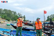 À Da Nang, les gardes-frontières orientent les navires vers des zones d’ancrage sécurisées. Photo : Long Phi/VOV-Centre.