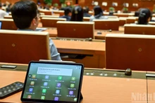 Héritant des initiatives du mandat précédent en matière de construction du Parlement électronique, le XVe mandat de l’Assemblée nationale a mis à niveau et déployé l’application « Parlement 2.0 » avec des améliorations majeures et de nombreuses nouvelles fonctionnalités. Photo: nhandan.vn