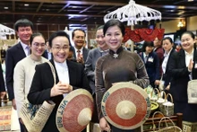 Mme Ngo Phuong Ly et Mme Naly Sisoulith ont pris part à une activité d’échange avec des artisans représentatifs de plusieurs villages de métiers traditionnels de la province de Ninh Binh. Photo: VNA