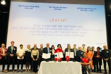 Signature d’un mémorandum de coopération entre le Département des Sports relevant du Ministère de la Culture, des Sports et du Tourisme, l’Association d’amitié et de coopération Vietnam–France et l’Association francophone pour le sport. Photo : Minh Hanh/NDEL.