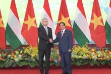 Le Premier ministre Pham Minh Chinh accueille le président de l’Assemblée nationale de Hongrie, Kover Laszlo. Photo : nhandan.vn