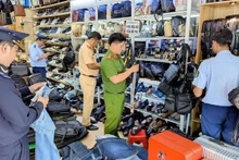 L'équipe interdisciplinaire de la province de An Giang a inspecté, découvert et saisi une grande quantité de marchandises d'origine inconnue dans un magasin du centre de la ville de Long Xuyên. Photo : VNA.