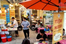 Le restaurant géré par le club « Tâm tu tai » (Esprit Calme) offre des bols de nouilles végétaliennes gratuits aux étudiants et aux travailleurs. Photo : VNA.