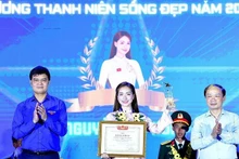 La chanteuse Hoa Minzy reçoit le Prix "Jeune vivant bellement" 2025. Photo : nhandan.vn