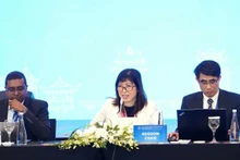 La vice-directrice du Département de la coopération internationale Tran Thanh Ha (au centre), représentant le pays hôte, le Vietnam. Photo: vnexpress.net