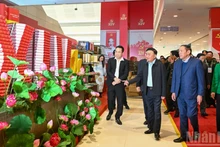 Tran Cam Tu, membre permanent du Secrétariat du Comité central et chef de la Sous-commission chargée de l’organisation et des services du Congrès, inspecte la phase de prévalidation des préparatifs organisationnels du XIVᵉ Congrès du Parti. Photo : nhandan.vn