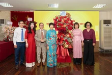 « Un représentant du Département de la culture de base, de la famille et des bibliothèques relevant du ministère de la Culture, des Sports et du Tourisme offre des fleurs au Bureau permanent de l’Association. Photo: nhandan.vn