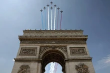 Le défilé militaire sur les Champs-Élysées, à Paris. Photo : VOV.