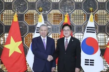 Lors de sa visite d'État en République de Corée, le 12 août 2025 après-midi à Séoul, le secrétaire général To Lam (gauche) a rencontré le président de l'Assemblée nationale de la République de Corée, Woo Won-sik. Photo : VNA