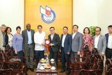Le rédacteur en chef du journal Nhân Dân et président de l’Association des journalistes du Vietnam, Le Quoc Minh, avec le président de l’Agence de presse Prensa Latina de Cuba, Jorge Leganoa Alonso, et les autres délégués. Photo : nhandan.vn