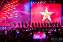 Le concert « To Quoc trong tim » (La Patrie dans le cœur). Photo : nhandan.vn