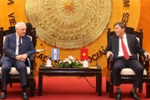 Le professeur, docteur Le Van Loi (à droite), président de l’Académie des sciences sociales du Vietnam, et l’ambassadeur Marcos Antonio Bednarski lors de l’entretien. Photo : VASS.