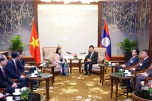 Bui Thi Minh Hoai, membre du Bureau politique et présidente du Comité central (CC) du Front de la Patrie du Vietnam (FPV) (gauche) et le secrétaire général du Parti populaire révolutionnaire lao (PPRL) et président lao, Thongloun Sisoulith. Photo: VNA