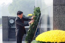 Le secrétaire général du PPRL et président lao Thongloun Sisoulith, rend hommage au Président Hô Chi Minh en son mausolée. Photo: VNA.