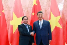 Le Premier ministre Pham Minh Chinh (à gauche) et le Secrétaire général du Parti communiste et président chinois Xi Jinping en marge du sommet de l’OCS. Photo : VGP.
