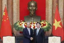 Le président Luong Cuong (à droite) serre la main du président de l’Assemblée populaire nationale de Chine, Zhao Leji, à Hanoi, le 1er septembre. Photo : VNA.
