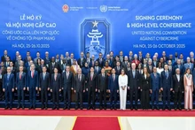 Le président de la République, Luong Cuong, le secrétaire général des Nations unies ainsi que des dirigeants et représentants de plusieurs pays participent à la cérémonie d’ouverture à la signature de la Convention des Nations unies sur la lutte contre la cybercriminalité. Photo : nhandan.vn