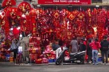 Les marchés et les rues commerçantes traditionnelles se parent de couleurs éclatantes et deviennent plus animés qu’à l’accoutumée. Photo : VOV.