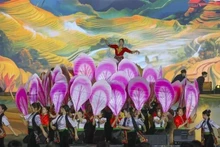 Programme artistique ouvrant la Fête des fleurs de bauhinie 2025. Photo : VNA. 