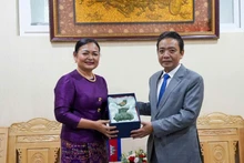 Le vice-ministre de la Culture, des Sports et du Tourisme, Hoang Dao Cuong (à droite) et la secrétaire d’État au ministère de la Culture et des Beaux-Arts du Cambodge, Lundi Sannnara (à gauche). Photo : nhandan.vn