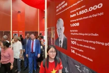 L’ambassadeur américain visite l’exposition « 95 ans du drapeau du Parti éclairant la voie ». Photo: nhandan.vn