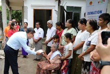L’ambassadeur du Vietnam au Myanmar, Ly Quoc Tuan, remet le 25 juillet 2025 une aide aux moyens de subsistance aux sinistrés du séisme au Myanmar. Photo : Ambassade du Vietnam au Myanmar.