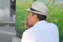 Le taux de tabagisme chez les hommes adultes au Vietnam reste encore élevé. Photo : nhandan.vn