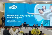 Le représentant du groupe FPT a partagé des informations sur l’application de l’intelligence artificielle dans les soins de santé lors du séminaire. Photo : nhandan.vn