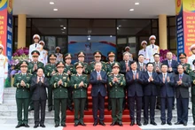 Le secrétaire général To Lam avec les délégués lors de la séance de travail à l’Académie technique militaire. Photo : nhandan.vn