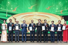 Le président de la République, Luong Cuong, et Luong Quoc Doan ont remis les trophées et certificats au groupe des « Paysans milliardaires et intégration internationale ». Photo : nhandan.vn