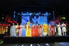 La soirée de mode « Patrimoine de Hanoï » a illuminé l’espace culturel de la capitale à travers un langage artistique mêlant tradition et modernité. Photo: nhandan.vn