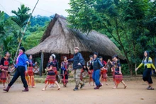 Les visiteurs découvrent le tourisme communautaire au village de Cheng Tong, hameau 1, commune de Tra Cang, district de Nam Tra My. Photo: nhandan.vn