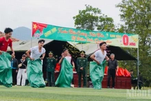 De nombreux jeux populaires ont animé la fête, apportant une ambiance printanière. Photo: nhandan.vn