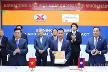La signature d’un contrat de charbon entre les sociétés vietnamiennes et Xekong Energy (Laos). Photo: nhandan.vn