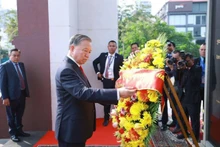 Le secrétaire général Tô Lâm dépose une gerbe au Monument de l’Indépendance, au Mémorial du roi Norodom Sihanouk, à Phnom Penh, le 6 février. Photo : VNA.