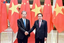 Le président de l’Assemblée nationale du Vietnam, Tran Thanh Man (à droite) et Zhao Leji, président de l’Assemblée populaire nationale de Chine. Photo : VOV.